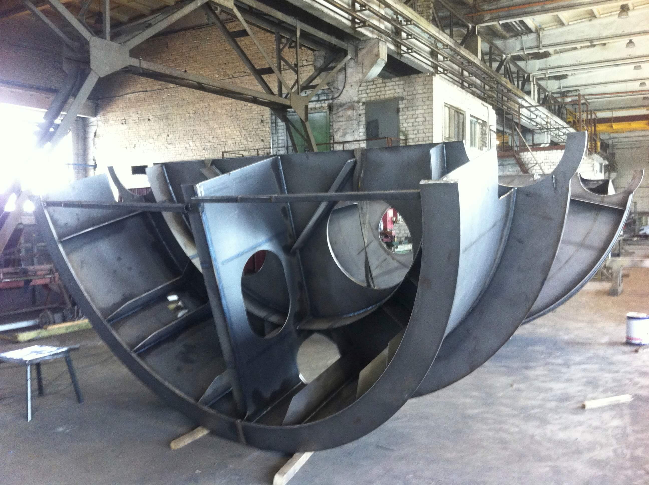Ship support assemblies